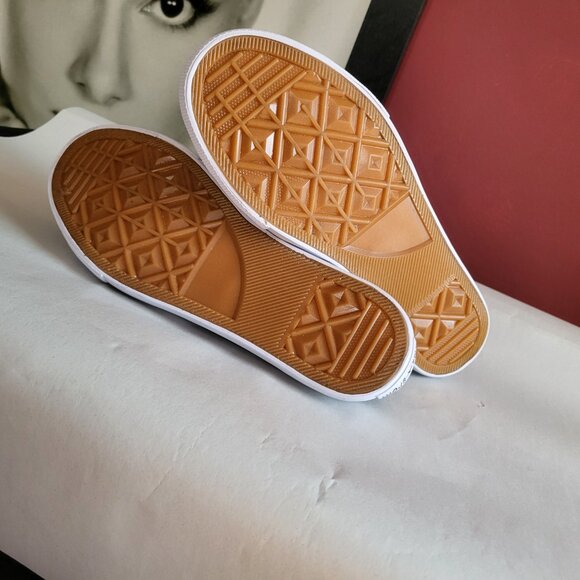 NWT HELLO KITTY LOW TOP SNEAKERS SZ 10 - Picture 6 of 7